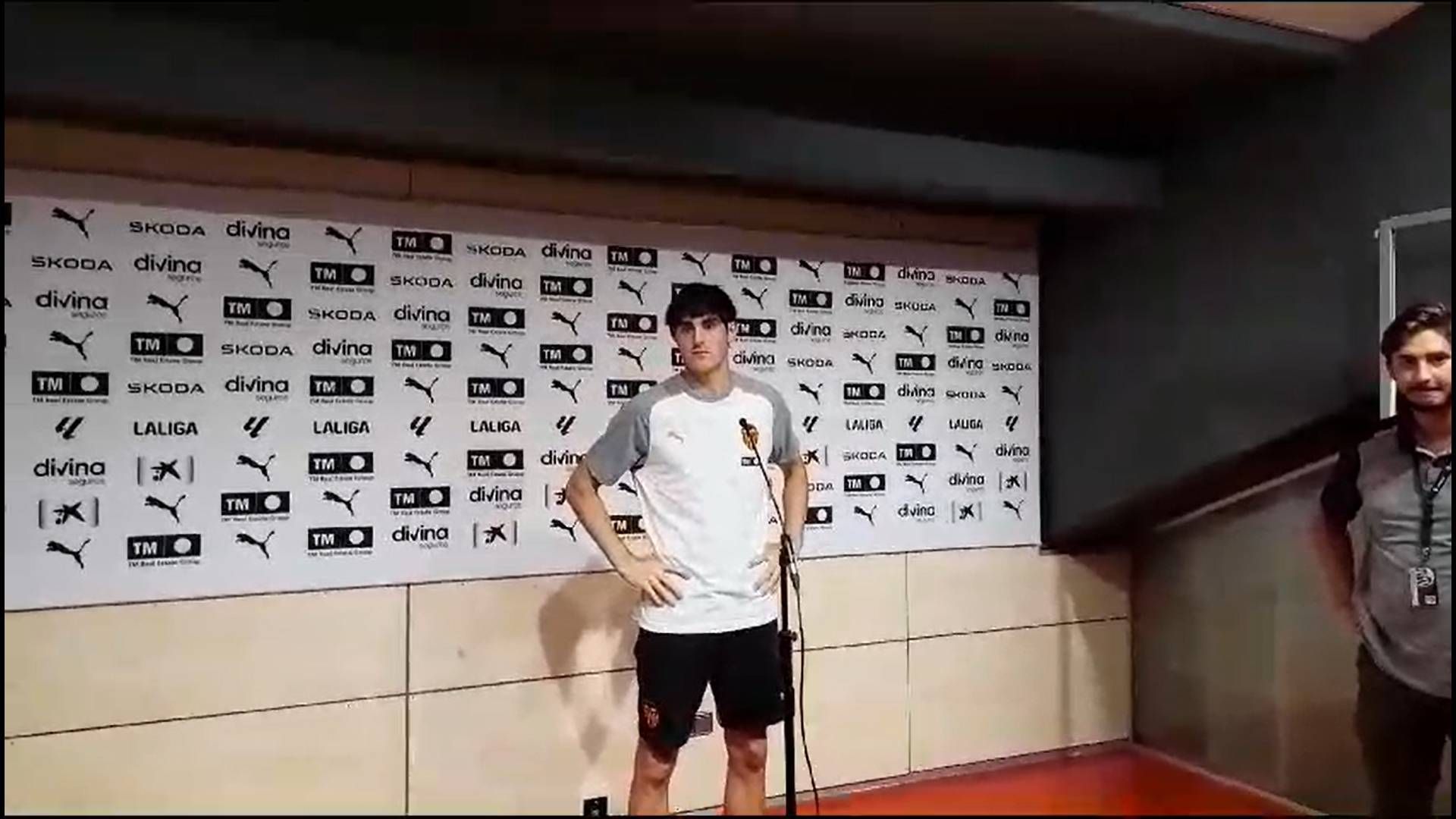 javi_guerra_bromea_cuando_le_preguntan_sobre_si_solo_mete_golazos_001.jpg javi_guerra_bromea_cuando_le_preguntan_sobre_si_solo_mete_golazos_001.jpg