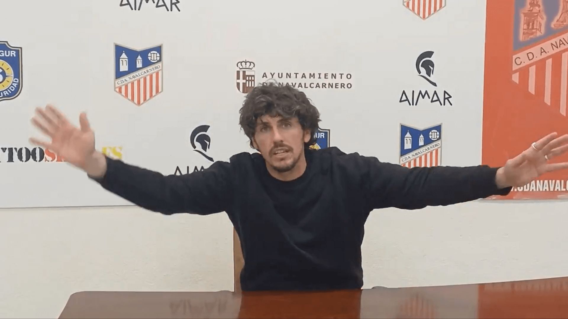 javi_poves_en_sala_de_prensa.png javi_poves_en_sala_de_prensa.png