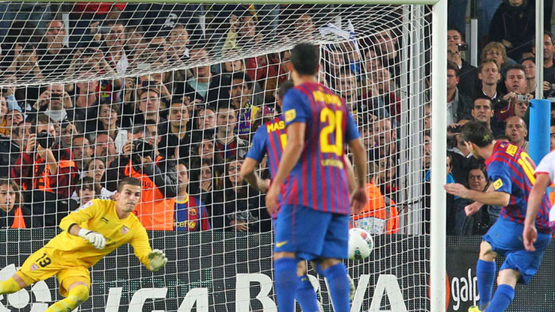 javi_varas_detiene_un_penalti_a_messi_en_la_temporada_1112.jpg