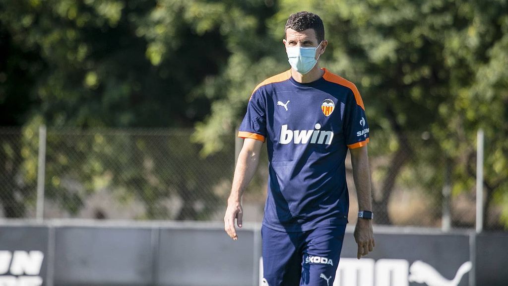 Javi Gracia se aplica en el entrenamiento del Valencia