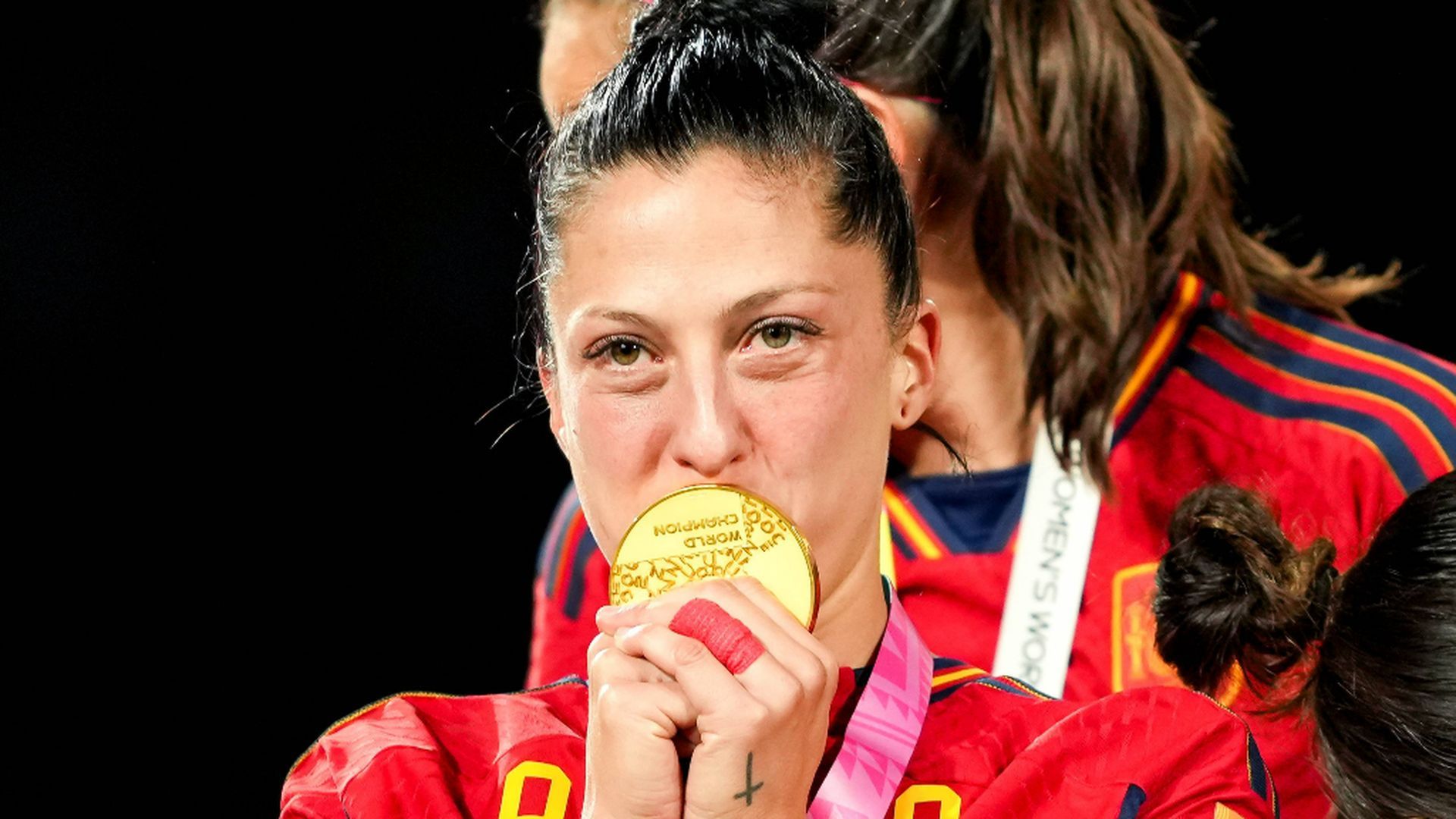 jenni_hermoso_con_su_medalla_de_campeona_del_mundo_cordon_press.jpg