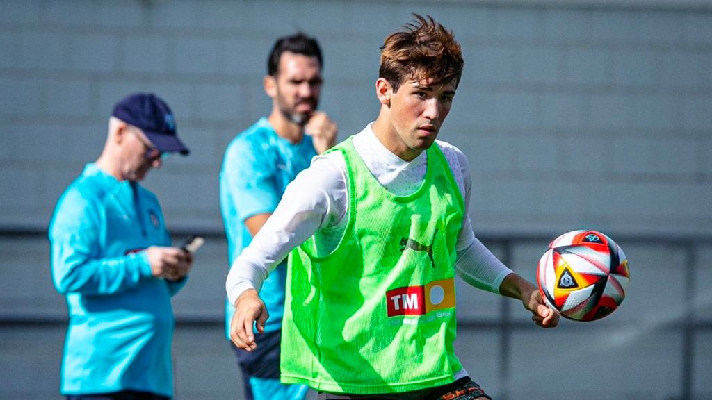 Jesús Vázquez toca balón en el entrenamiento del Valencia