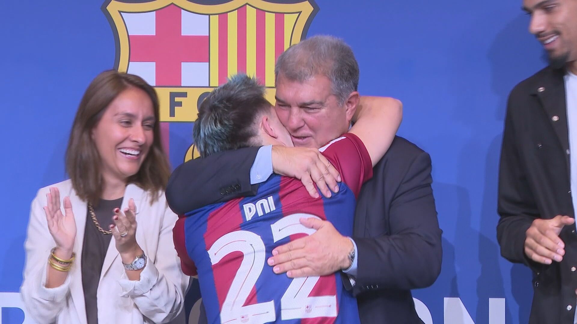 joan_laporta_se_emociona_con_los_jugadores_del_barca_genuine_mucho_carino_y_sin_parar_.png