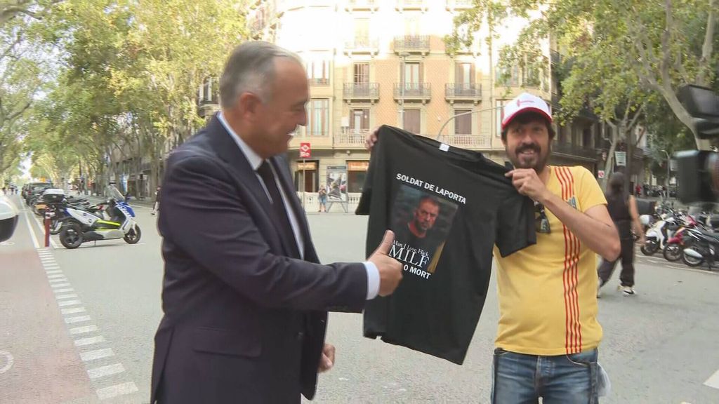 Baño de masas de Joan Laporta y Joan García con protagonismo de una camiseta que desató la risa de Rafa Yuste