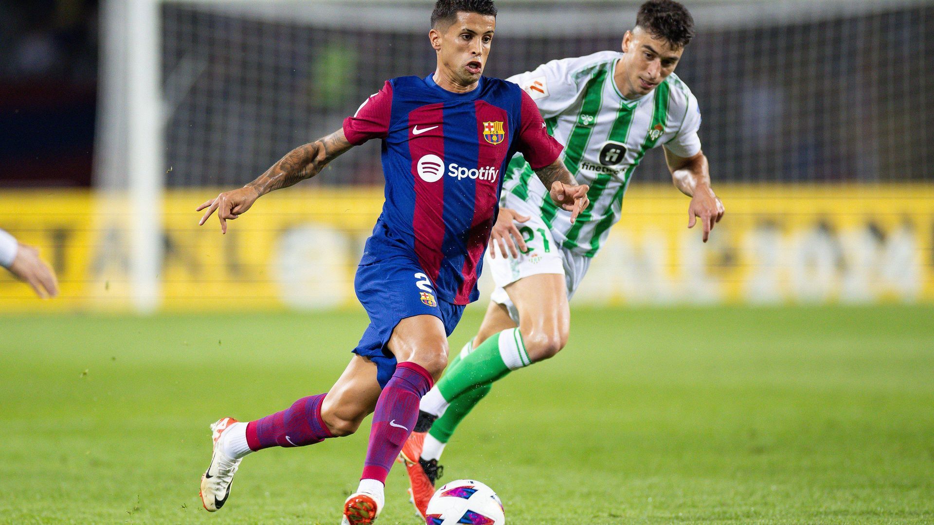 joao_cancelo_conduciendo_un_balon_en_el_barcelona_betis_foto_cordon_press_001.jpg