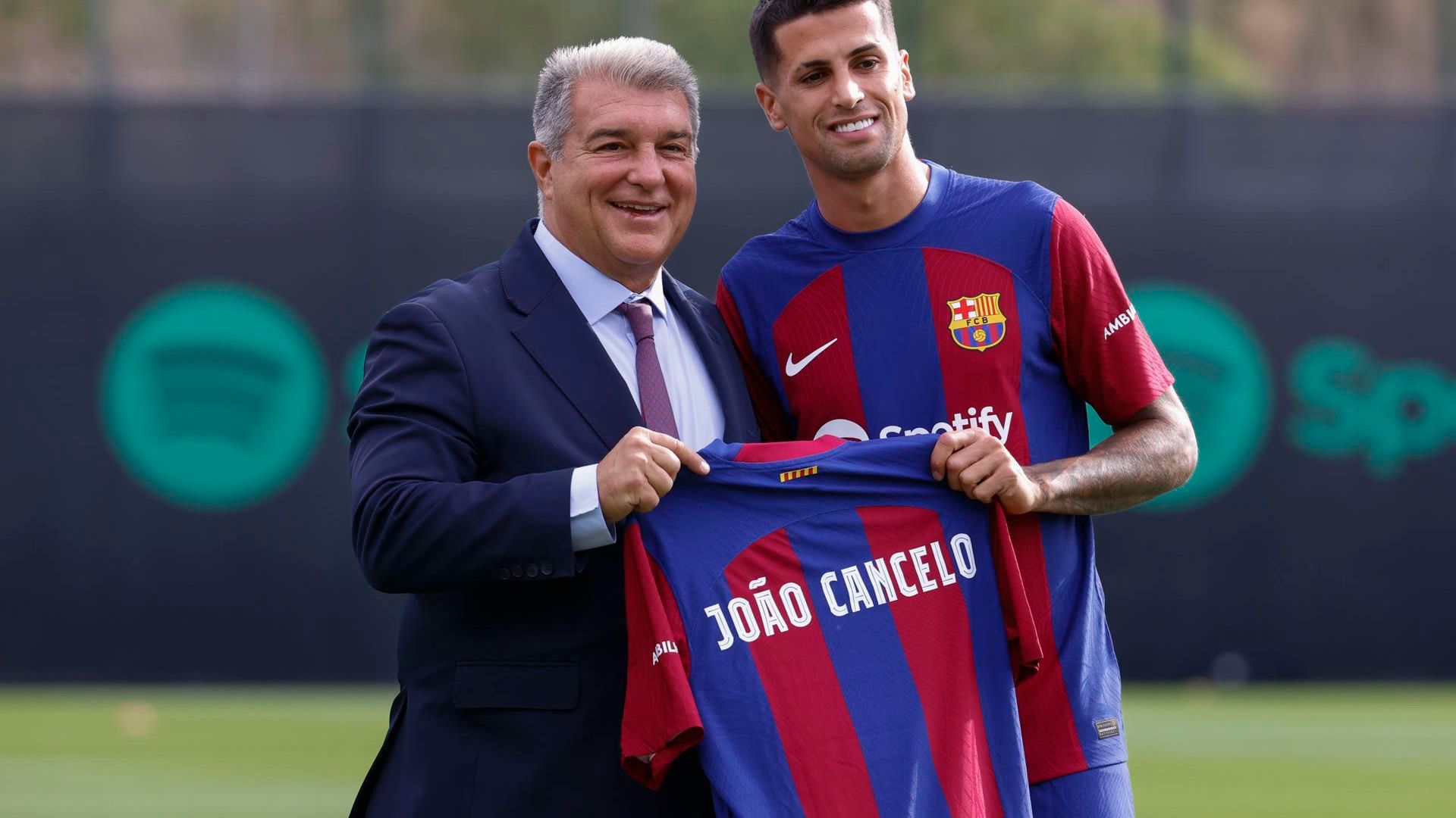 joao_cancelo_en_su_presentacion_como_nuevo_jugador_del_barcelona_foto_efe_001.jpg