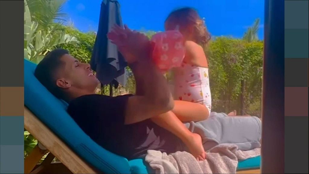 Joao Cancelo enseña a su hija a cantar el himno del Barça