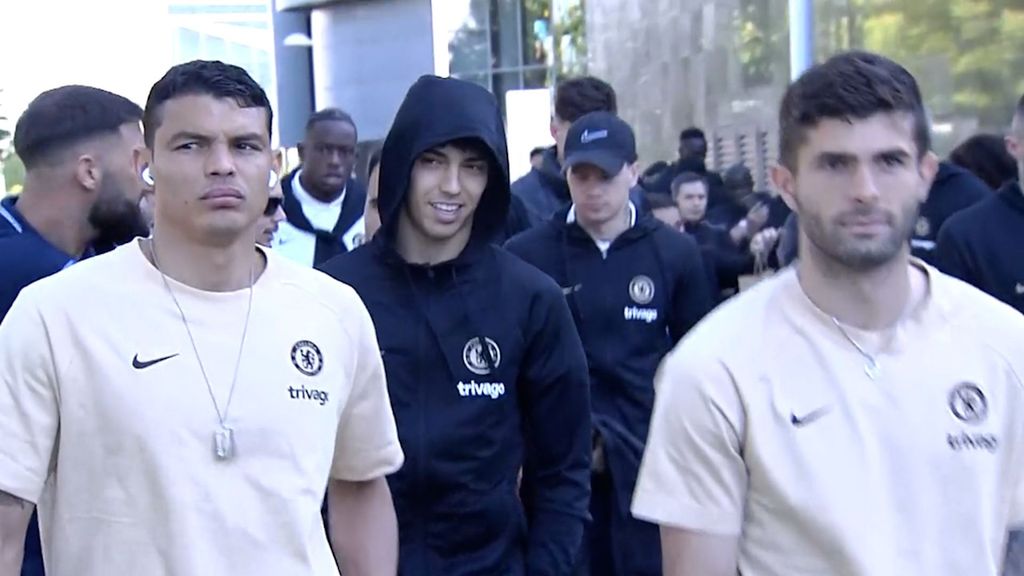 (Mediaset) Infiltrado con una capucha entre sus compañeros y firmando camisetas del Atleti: Joao vuelve a Madrid