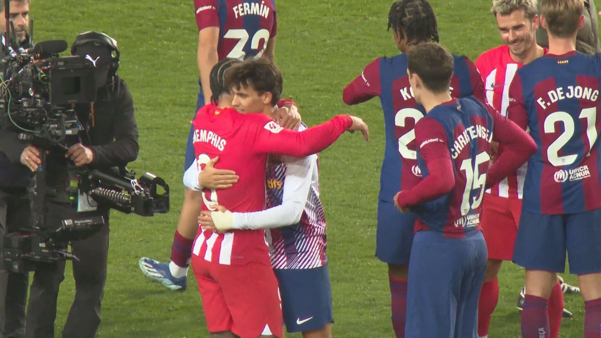 joao_felix_se_abraza_con_depay.jpeg