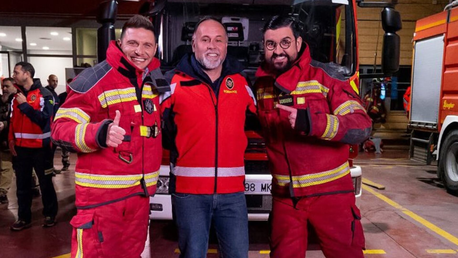 joaquin_sanchez_junto_a_manu_sanchez_y_el_bombero_jose___manusanchez__001.jpg