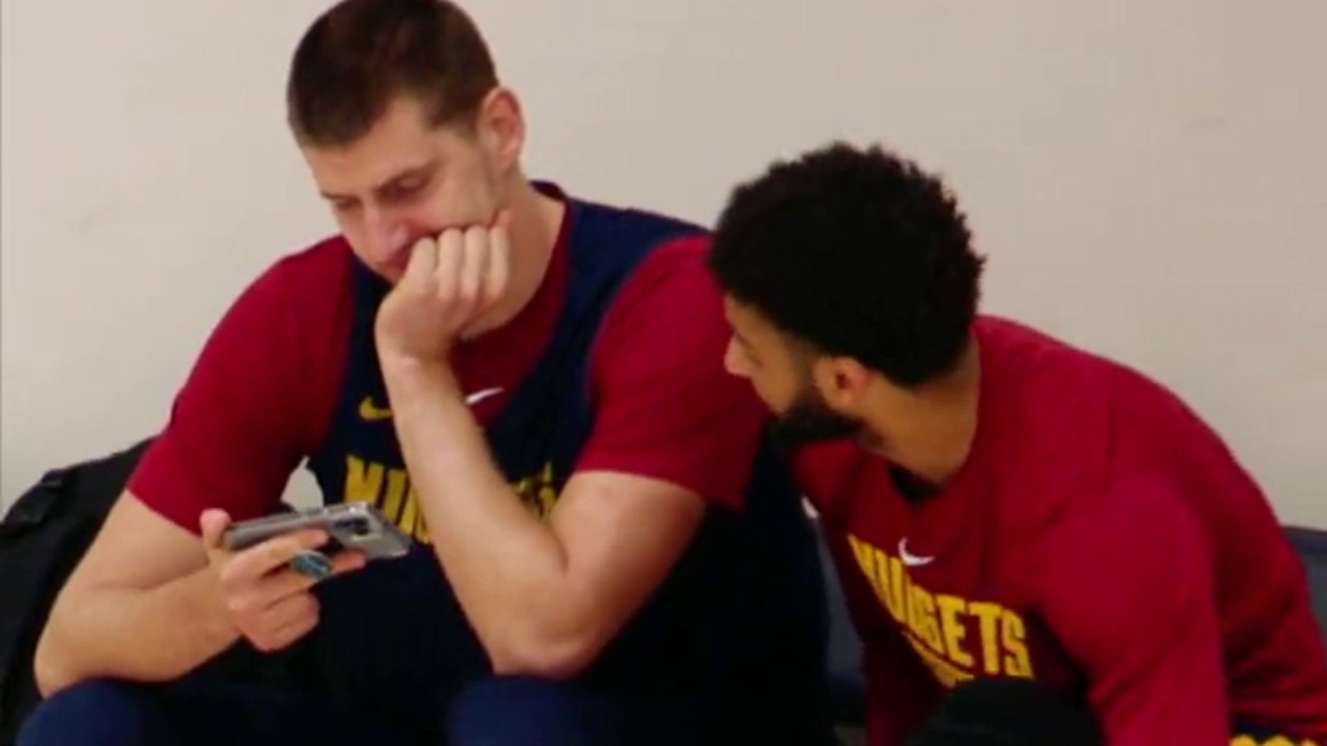 jokic_y_su_otra_pasion_fuera_de_la_nba_hace_scouting_de_caballos_en_un_entrenamiento.jpg jokic_y_su_otra_pasion_fuera_de_la_nba_hace_scouting_de_caballos_en_un_entrenamiento.jpg