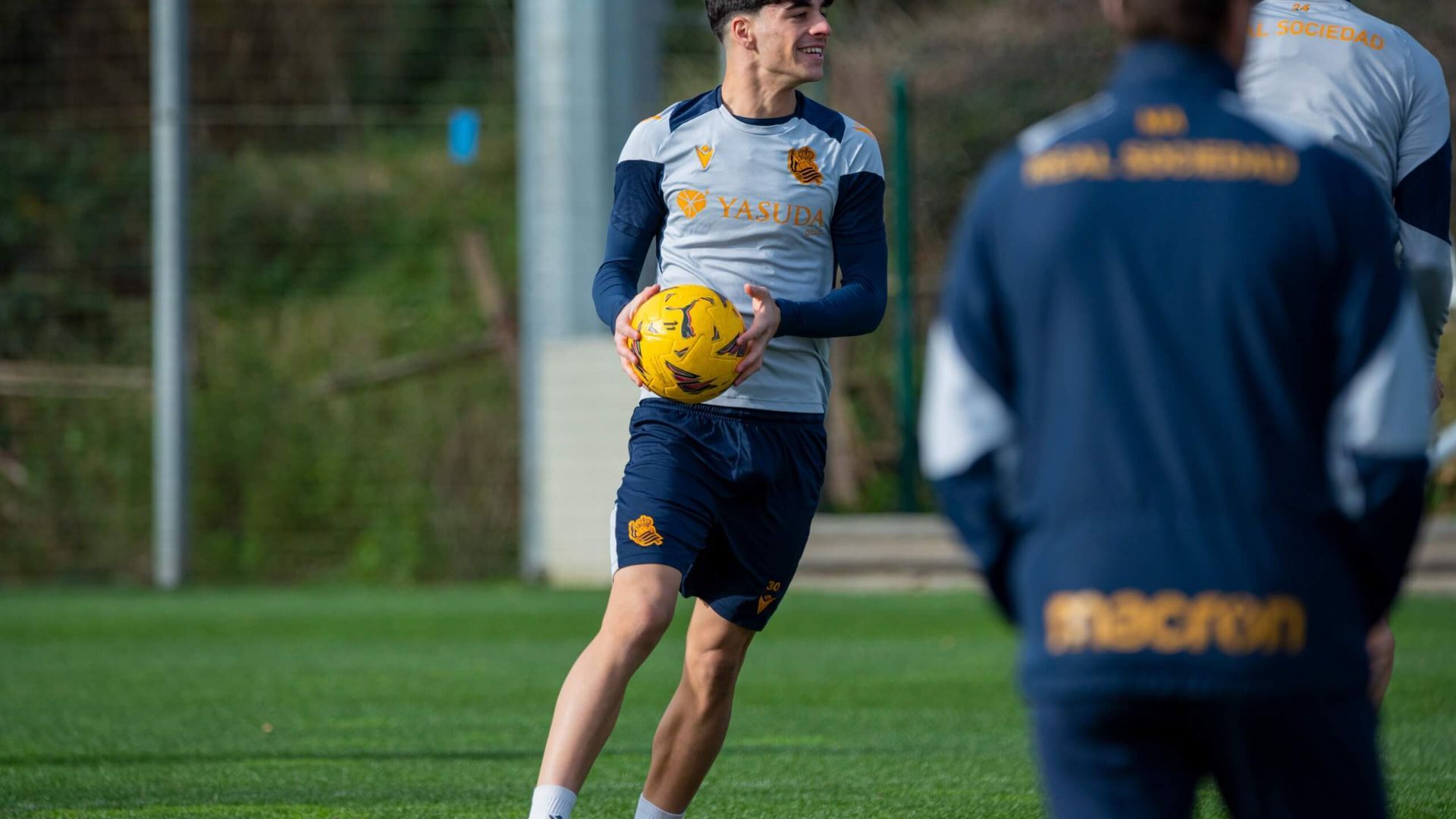 jon_martin_en_un_entrenamiento_con_el_primer_equipo_de_la_real_sociedad_foto_giovanni_.jpeg