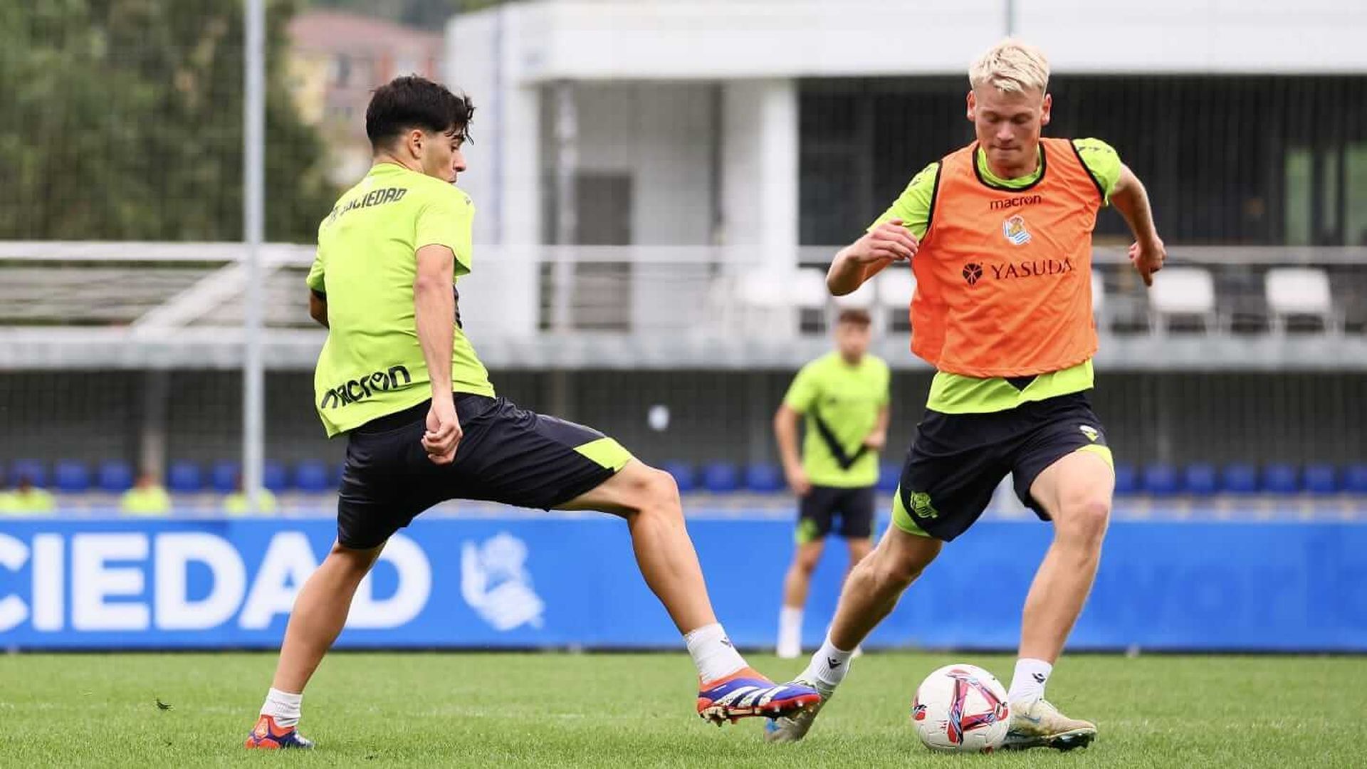 jon_martin_y_orri_oskarsson_en_un_entrenamiento_en_zubieta_foto_real_sociedad.jpeg jon_martin_y_orri_oskarsson_en_un_entrenamiento_en_zubieta_foto_real_sociedad.jpeg