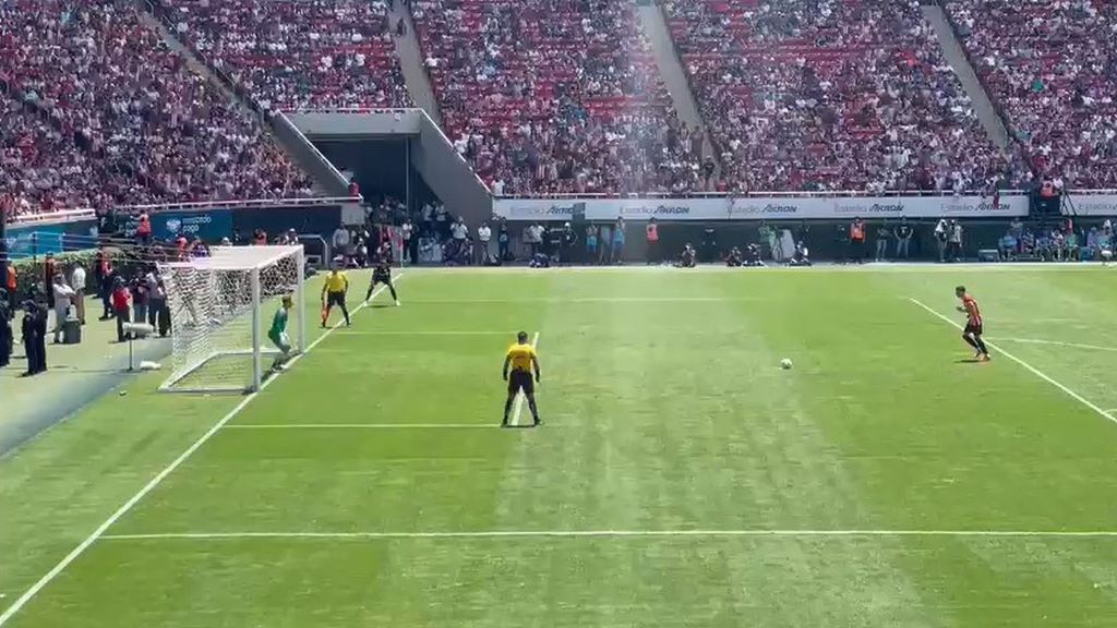 Jon Morcillo marca un penalti para el Athletic Club en México