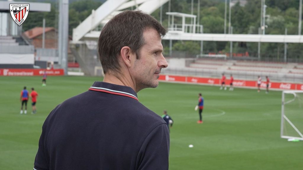 La primera visita del presidente Jon Uriarte al equipo en Lezama