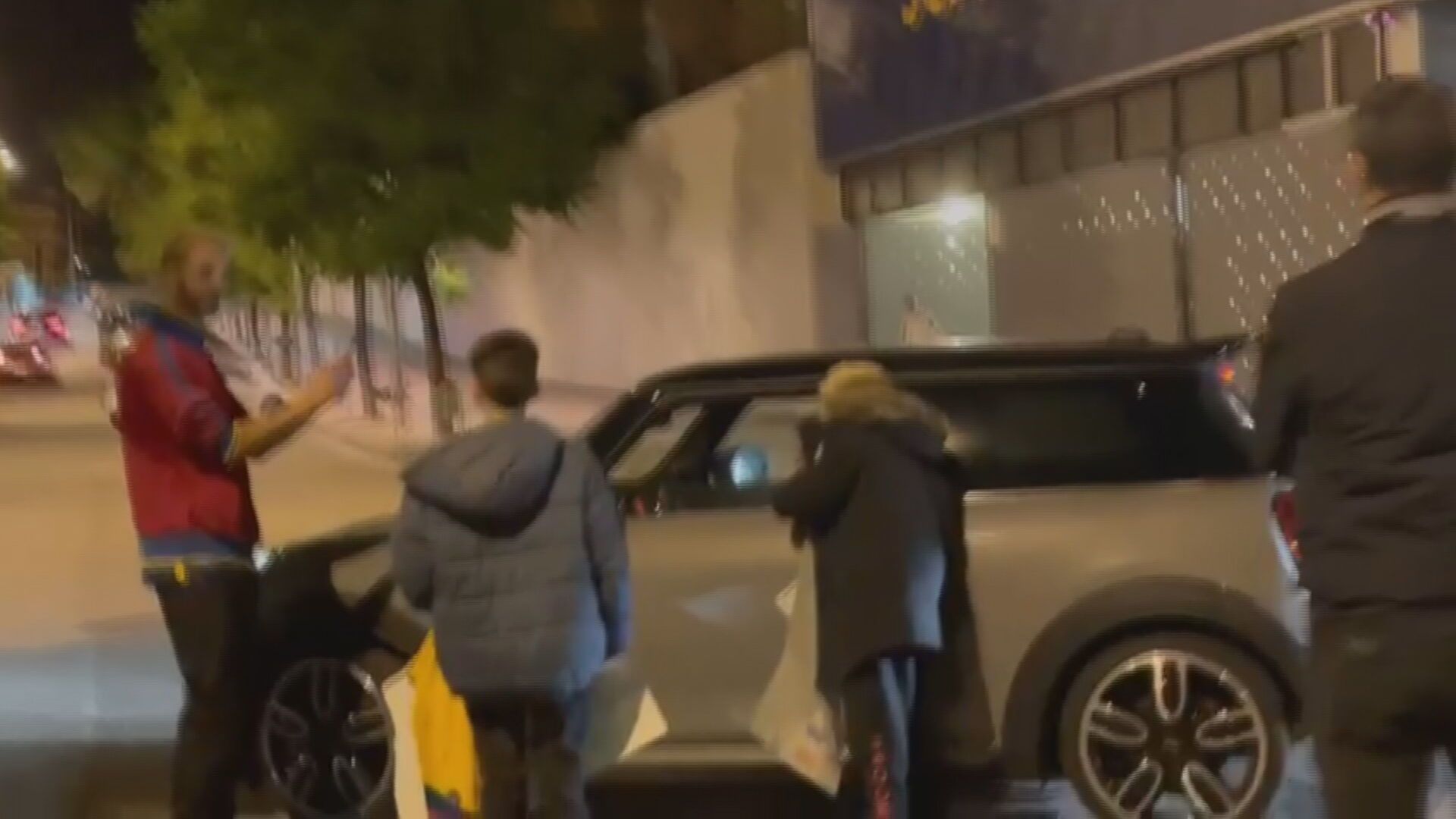 jordi_alba_atiende_a_unos_ninos_a_las_4_de_la_manana.jpeg