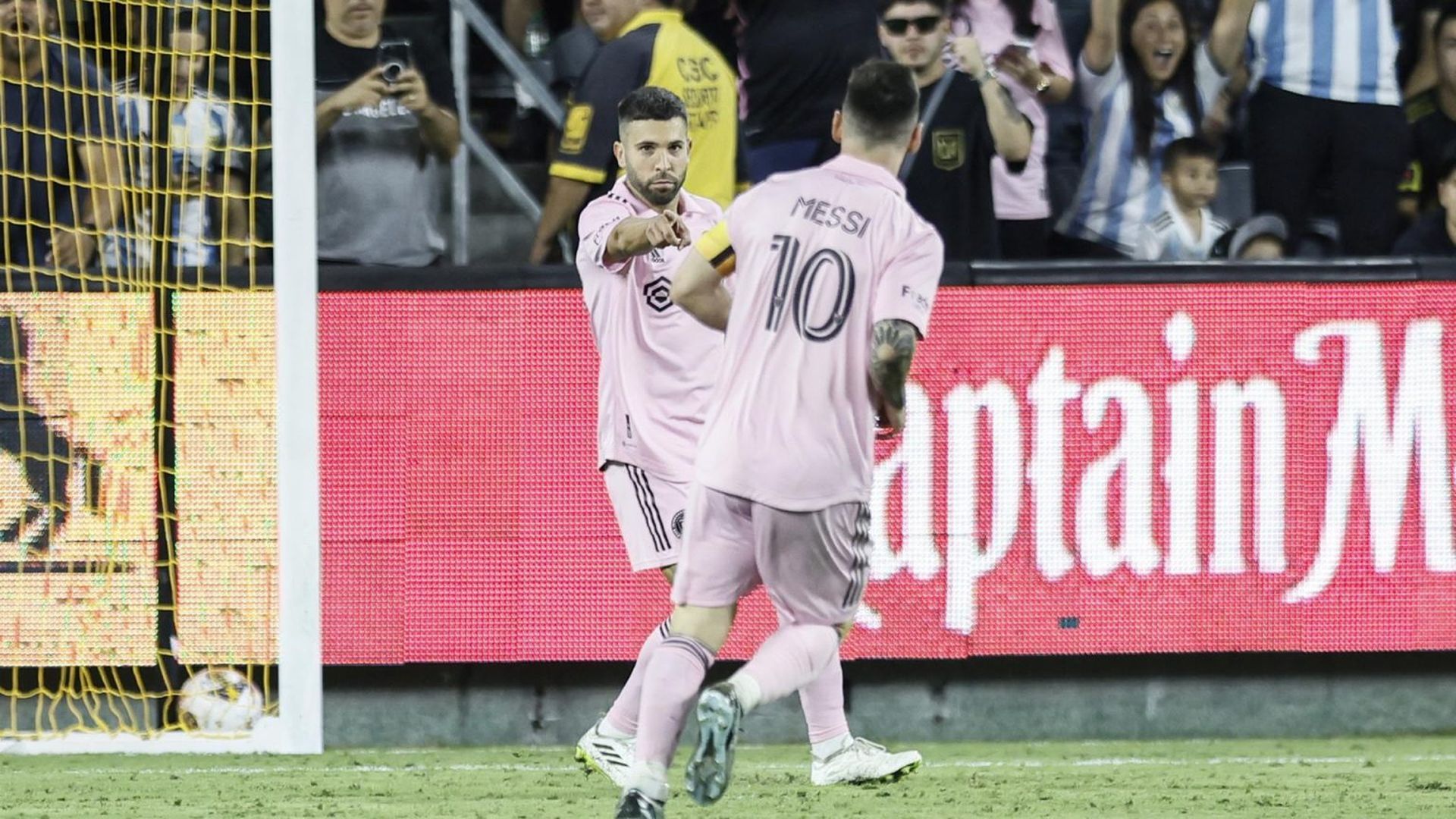 jordi_alba_senala_a_lionel_messi_en_un_partido_del_inter_miami.jpg jordi_alba_senala_a_lionel_messi_en_un_partido_del_inter_miami.jpg