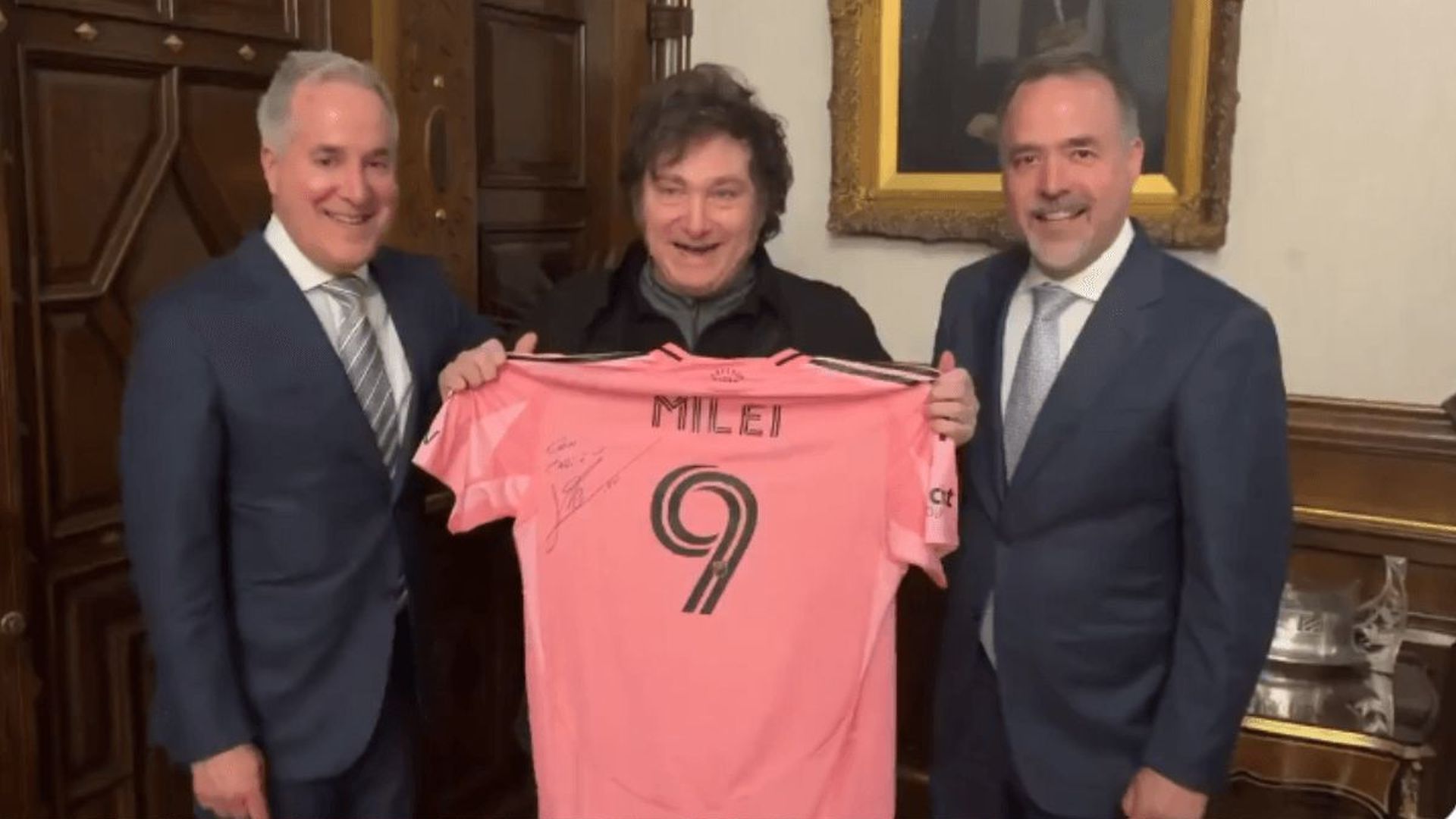jorge_mas_entrega_una_camiseta_de_messi_a_javier_milei.png jorge_mas_entrega_una_camiseta_de_messi_a_javier_milei.png