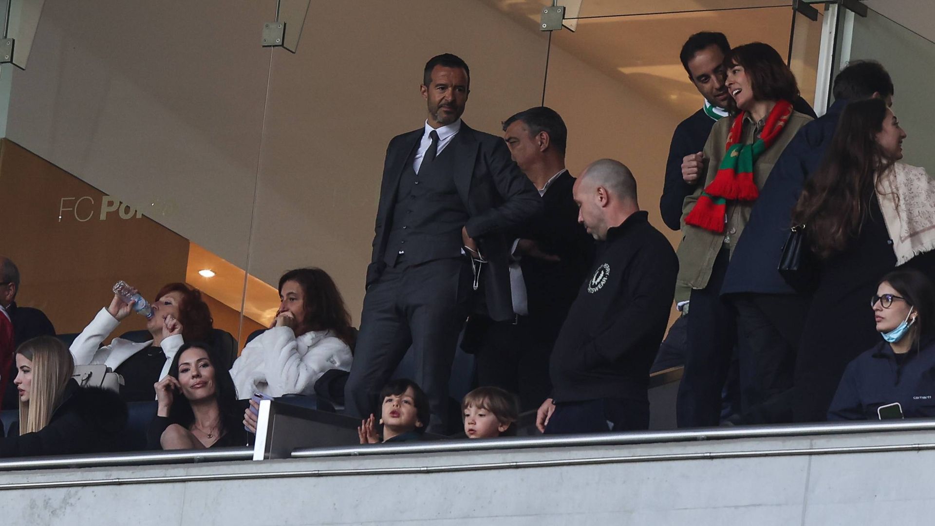 jorge_mendes_en_un_palco_del_oporto_001.jpg jorge_mendes_en_un_palco_del_oporto_001.jpg