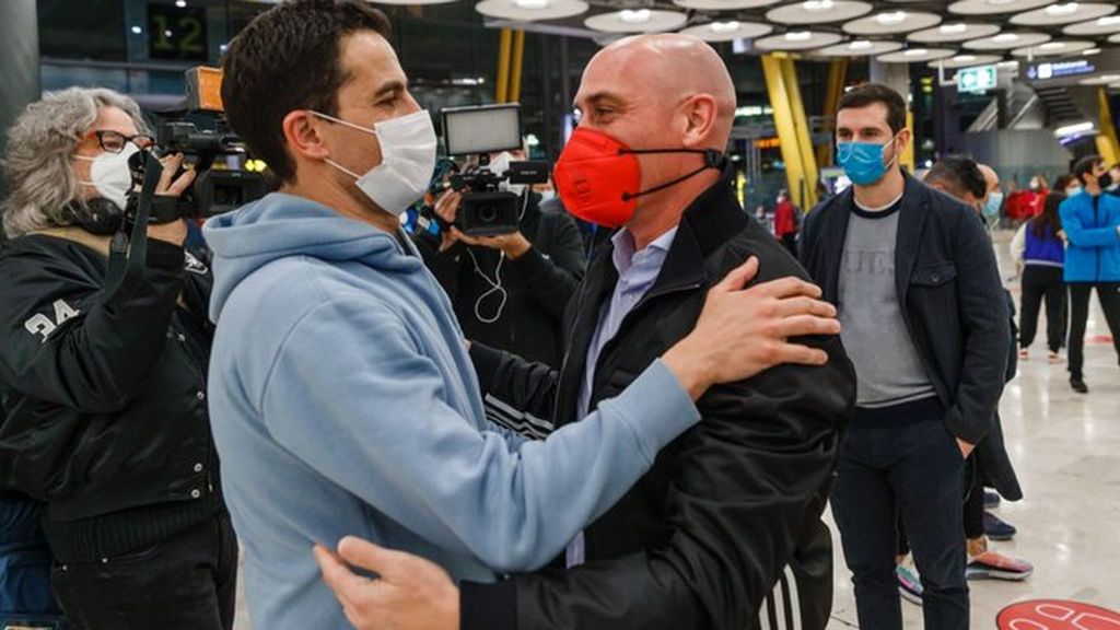 Los técnicos y futbolistas españoles en Ucrania ya están junto a sus familias