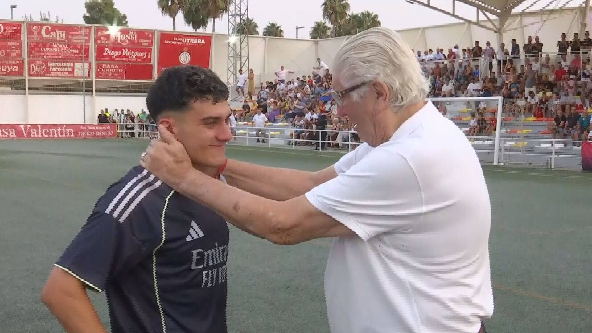 jose_antonio_reyes_junto_a_su_abuelo_durante_el_homenaje_a_su_padre_001.jpeg jose_antonio_reyes_junto_a_su_abuelo_durante_el_homenaje_a_su_padre_001.jpeg