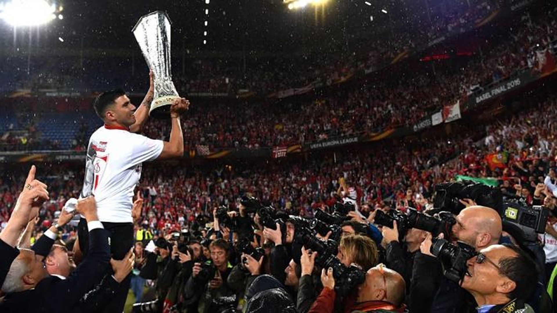 jose_antonio_reyes_levantando_la_europa_league_001.jpg jose_antonio_reyes_levantando_la_europa_league_001.jpg