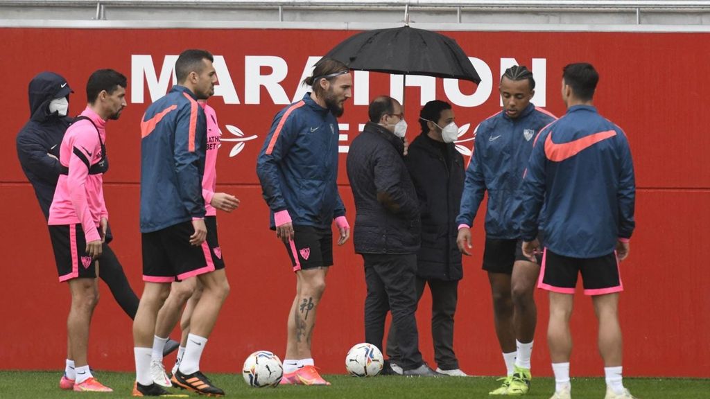 Entrenamiento del Sevilla bajo la lluvia para seguir preparando el duelo frente a Osasuna