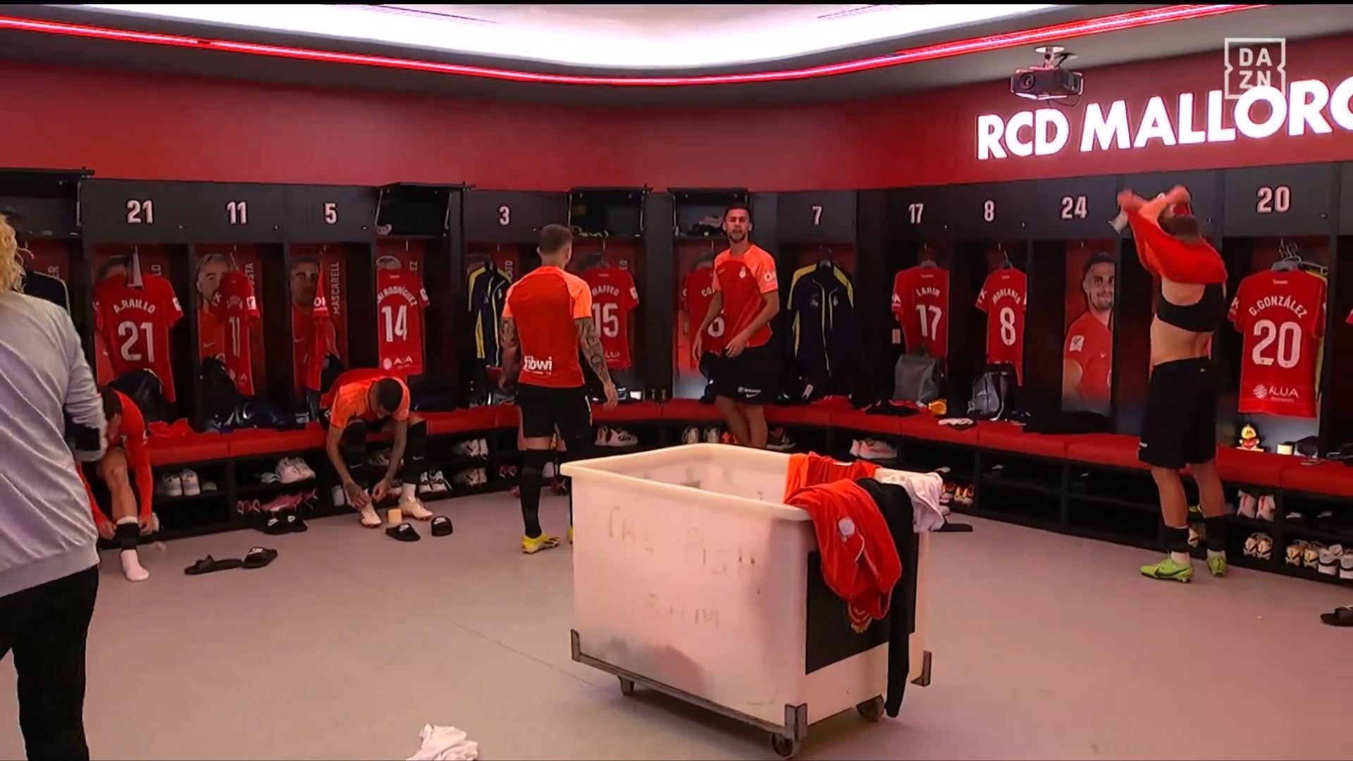 jose_copete_pide_unas_medias_tras_no_encontrar_las_suyas_previas_al_mallorca_granadajp.JPG jose_copete_pide_unas_medias_tras_no_encontrar_las_suyas_previas_al_mallorca_granadajp.JPG