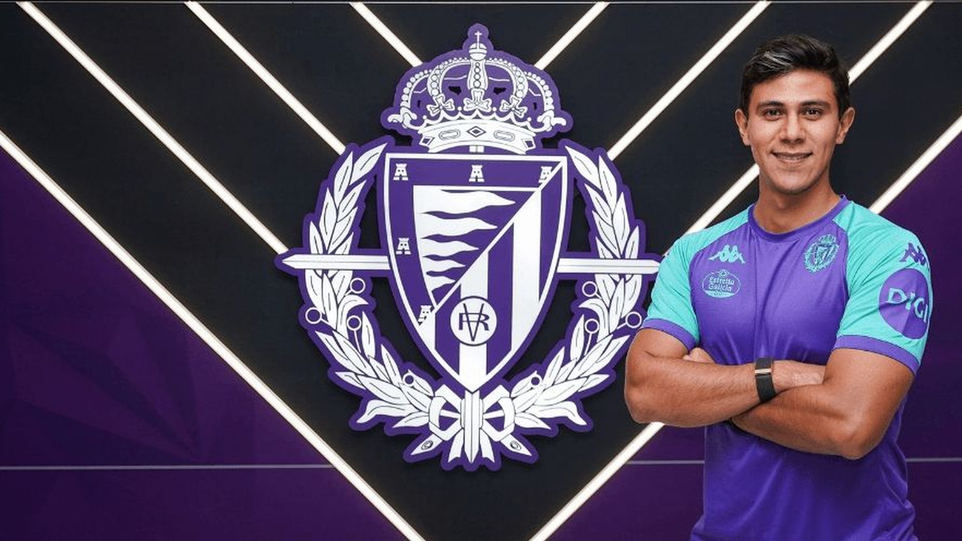jose_juan_macias_posando_junto_al_escudo_del_real_valladolid.png jose_juan_macias_posando_junto_al_escudo_del_real_valladolid.png