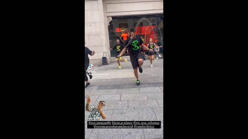 José Manuel Pinto baila con la comba en el centro de Barcelona