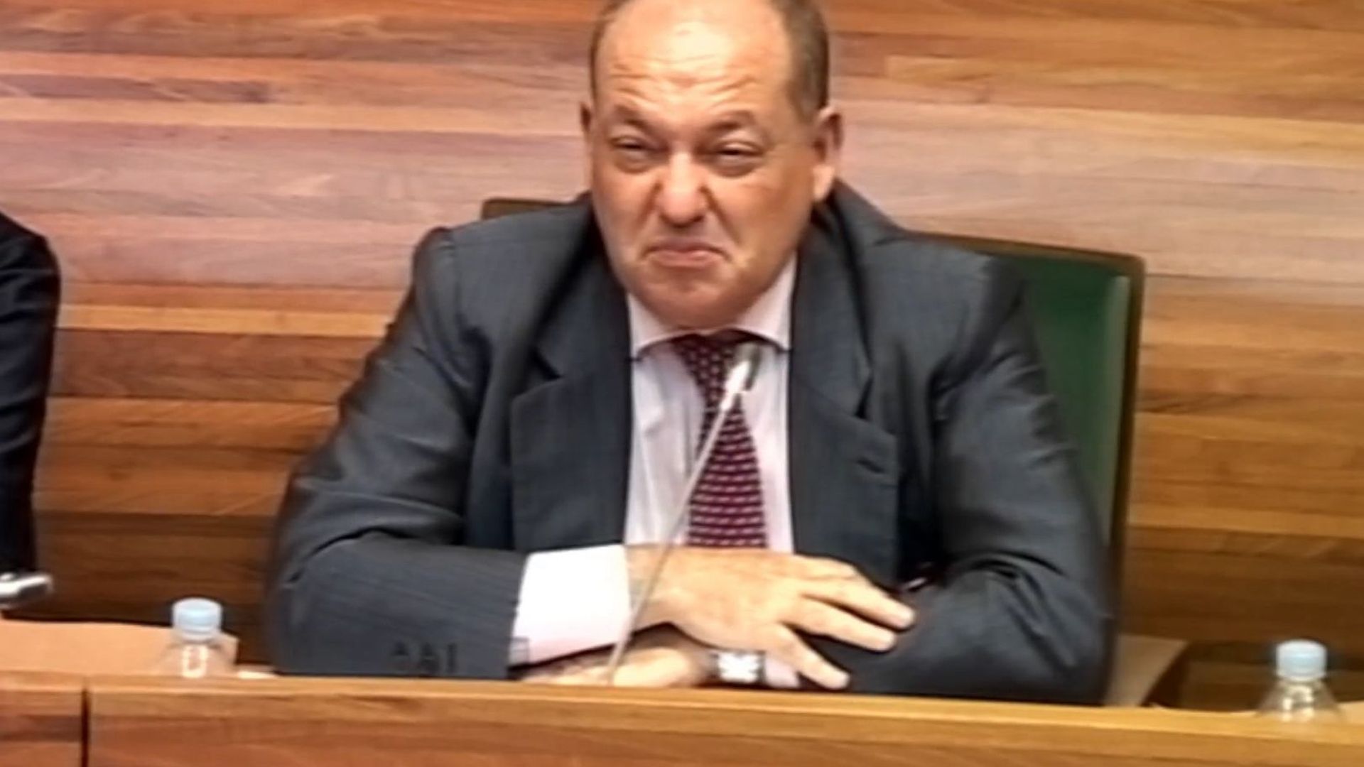 jose_mari_olano_muestra_el_informe_que_le_permite_negociar_sobre_el_nou_mestalla_001.jpeg jose_mari_olano_muestra_el_informe_que_le_permite_negociar_sobre_el_nou_mestalla_001.jpeg