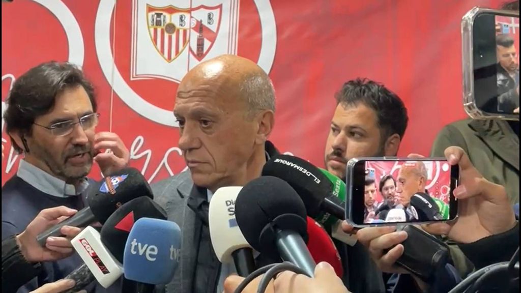 Jose María del Nido atiende a los medios en la Peña San Bernardo