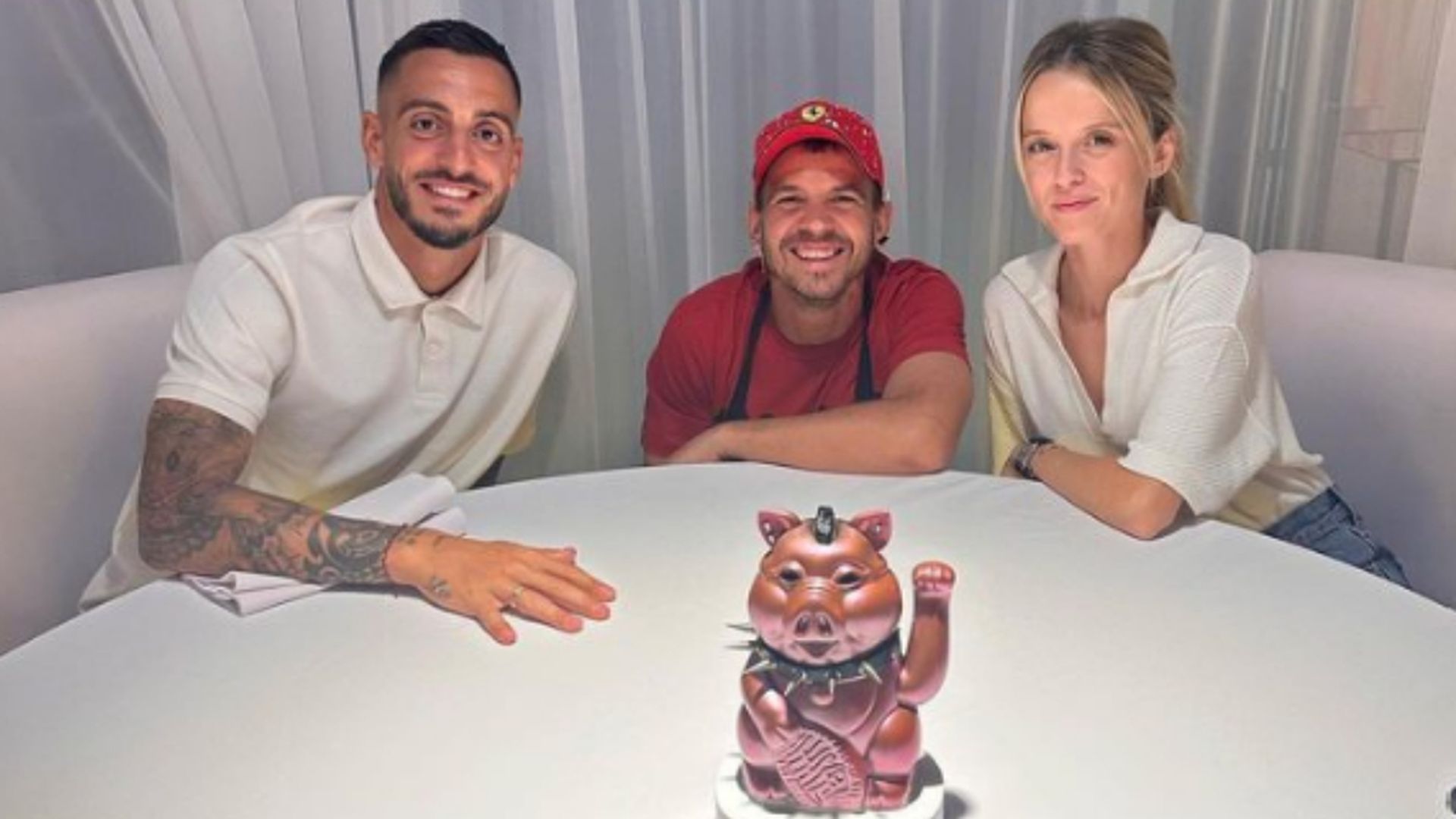 joselu_mato_y_melanie_canizares_con_dabid_munoz_en_diverxo__melcanizares_001.jpg joselu_mato_y_melanie_canizares_con_dabid_munoz_en_diverxo__melcanizares_001.jpg