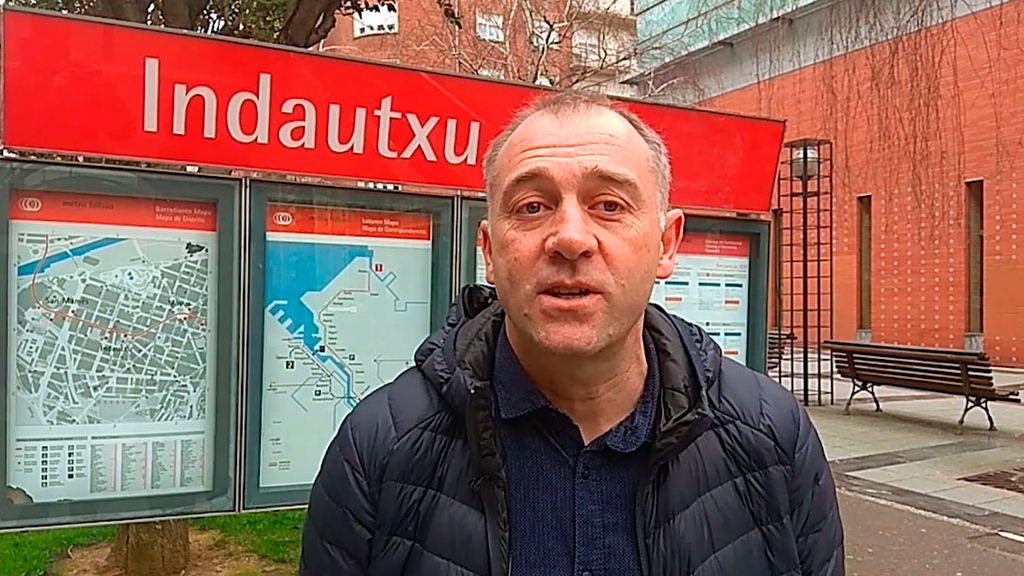 Juan Carlos muestra su muro de firmas en el metro de Bilbao y habla de él