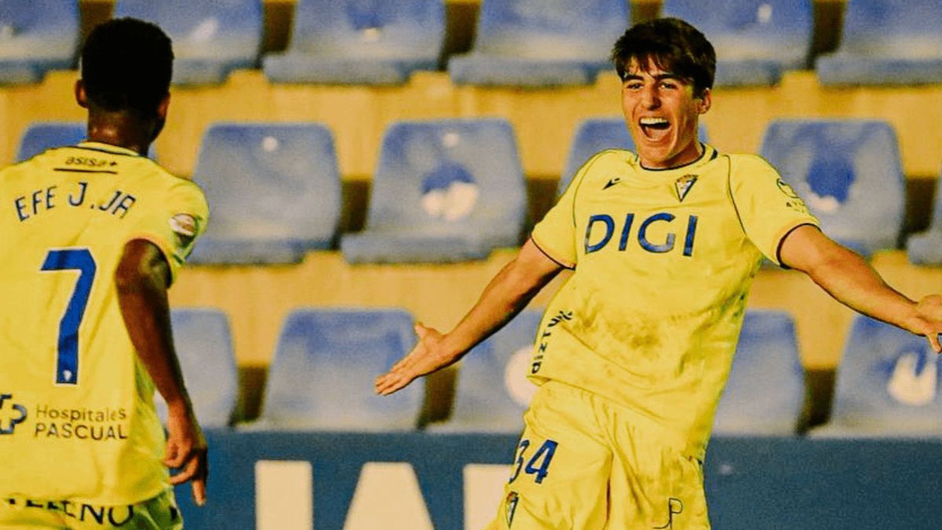 juan_diaz_celebra_su_gol_con_el_cadiz_ante_el_ucam_murcia_foto_ccf_001.png