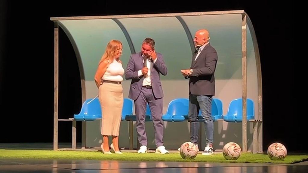 Juan Sánchez se emociona al recibir el homenaje de su pueblo