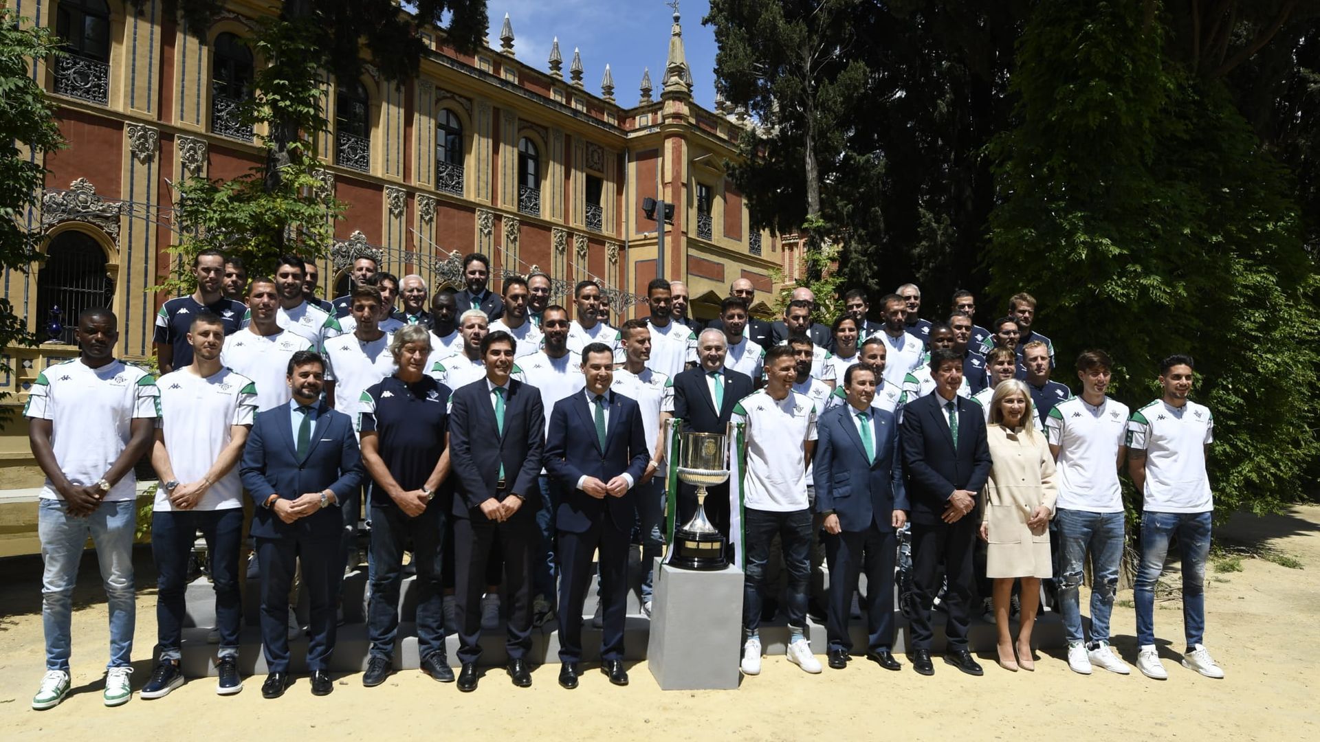 juanma_moreno_posa_junto_a_la_copa_y_la_expedicion_del_betis_en_san_telmo.jpeg