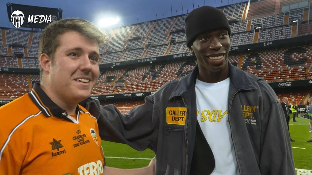 Ilaix consuela sus lágrimas en La Cartuja y lo abraza en Mestalla