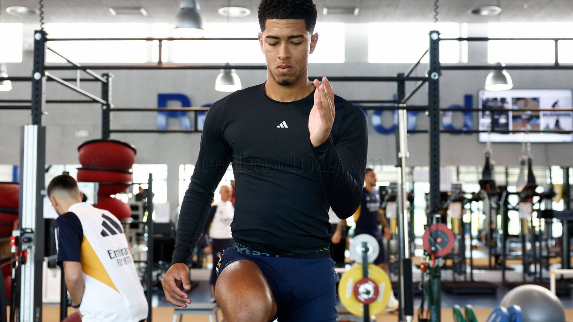 jude_bellingham_entrenando_en_el_gimnasio_con_el_real_madrid_foto_rm_001.jpg