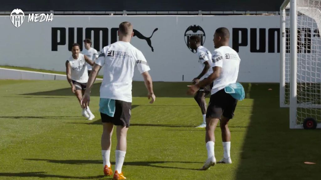 El Valencia juega al juego del pañuelo en el entrenamiento