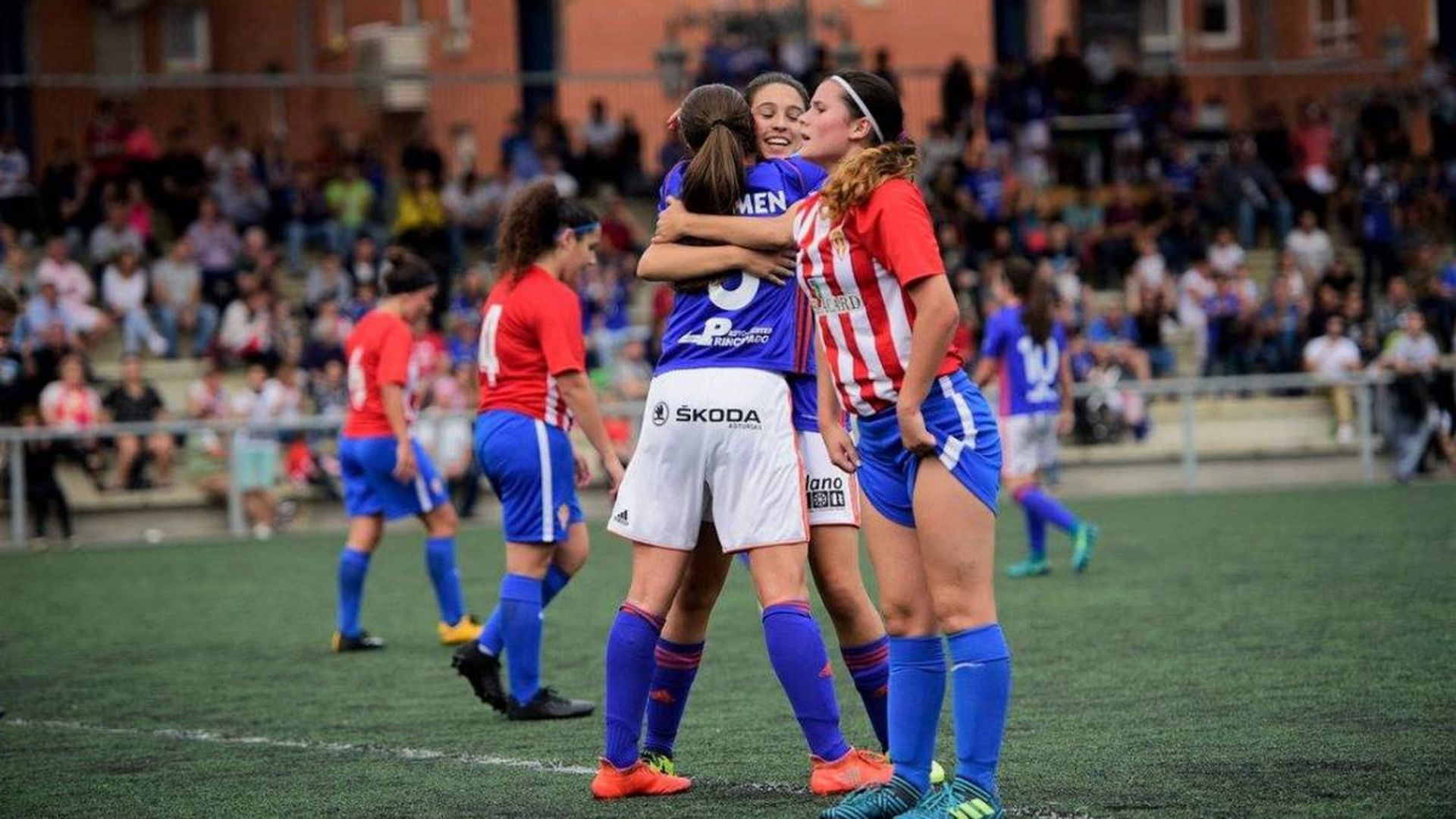 jugadoras_del_real_oviedo_celebran_un_gol_en_el_derbi_ante_el_sporting.jpg