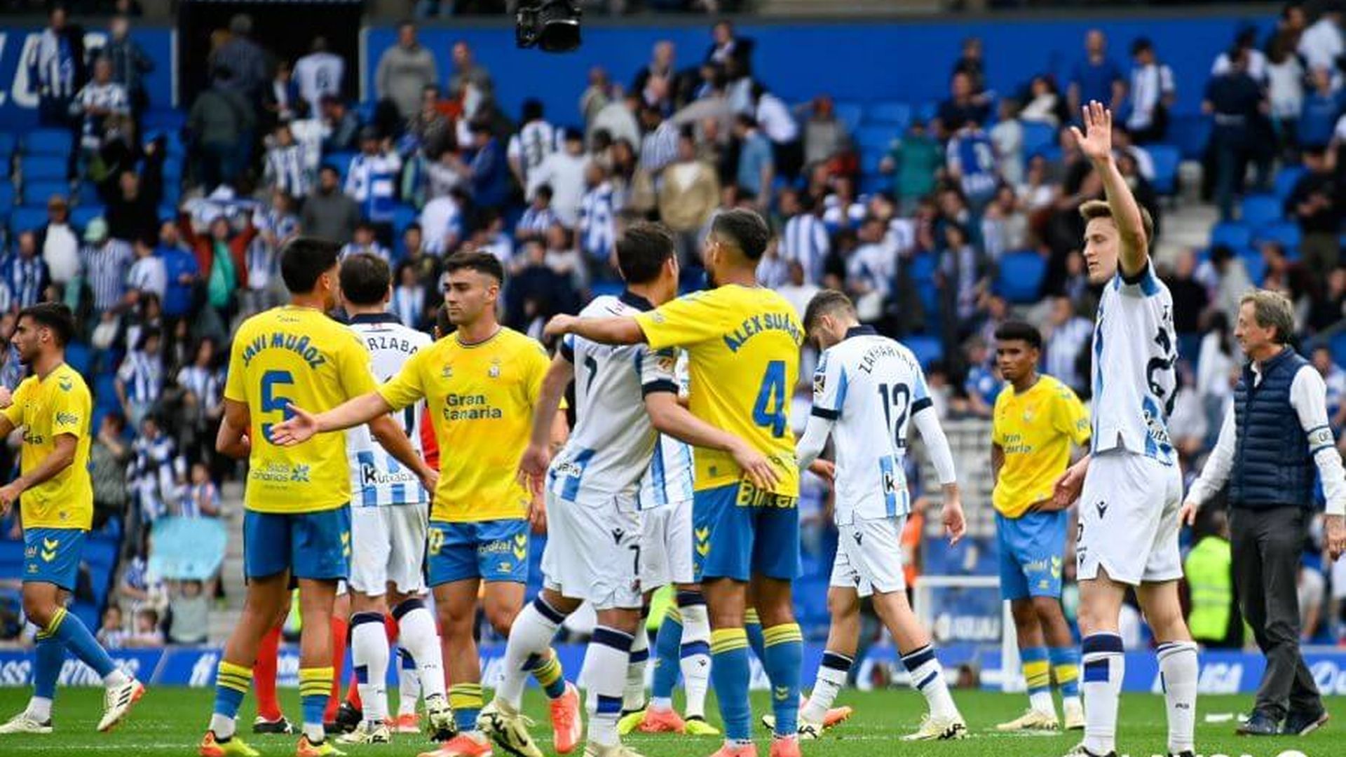 jugadores_de_real_sociedad_y_las_palmas_se_saludan_tras_el_partido_de_la_pasada_tempor.jpeg jugadores_de_real_sociedad_y_las_palmas_se_saludan_tras_el_partido_de_la_pasada_tempor.jpeg