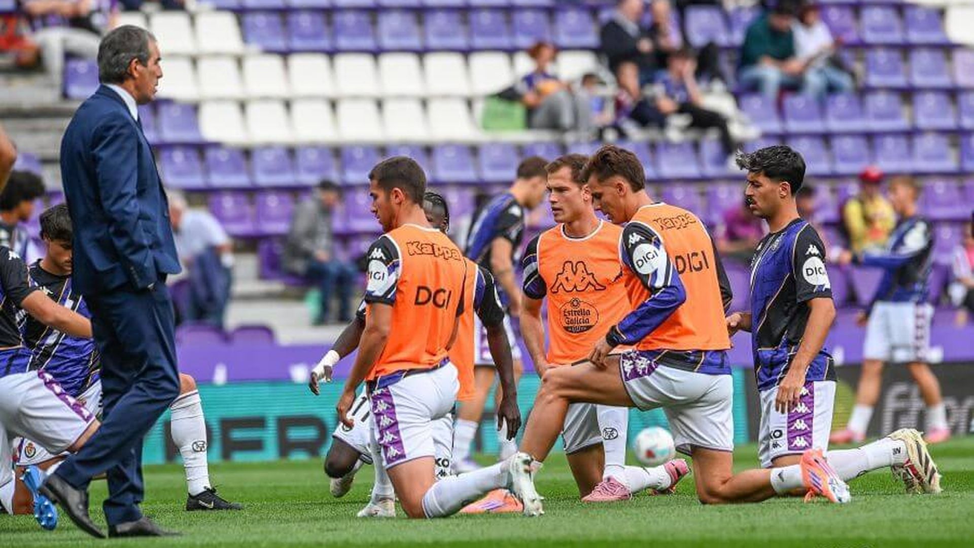 jugadores_del_pucela_calientan_ante_la_cultural.jpeg jugadores_del_pucela_calientan_ante_la_cultural.jpeg