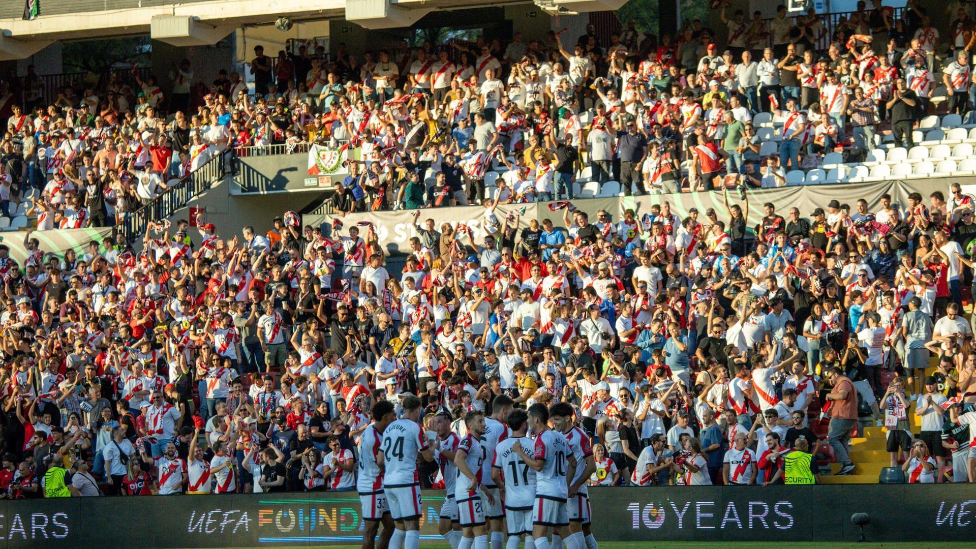 jugadores_del_rayo_vallecano_celebran_un_gol_con_su_aficion_en_vallecas_foto_cordon_pr.jpg jugadores_del_rayo_vallecano_celebran_un_gol_con_su_aficion_en_vallecas_foto_cordon_pr.jpg