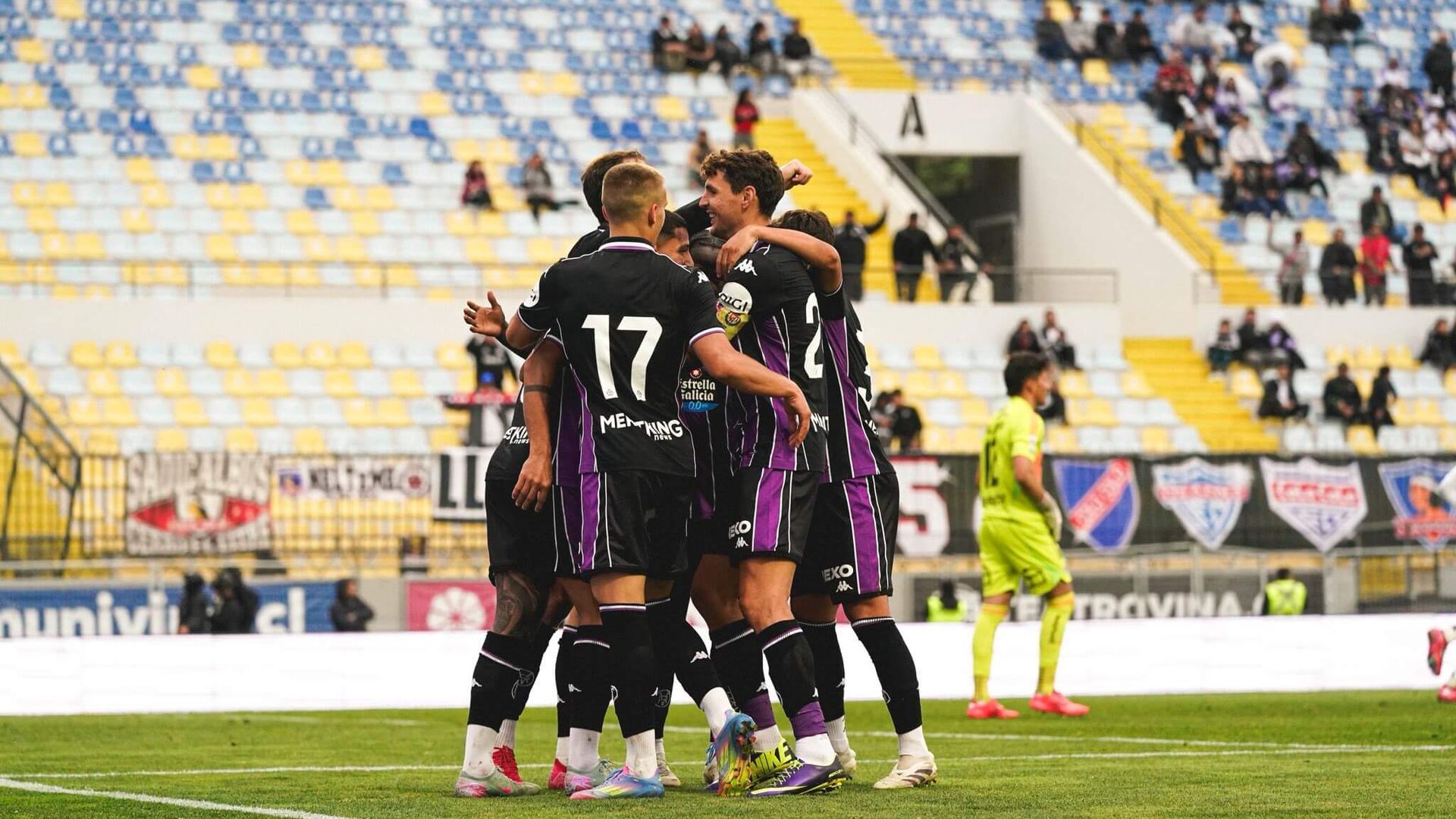 jugadores_del_real_valladolid_celebran_el_gol_de_marcos_andre_ante_colo_colo_001.jpg