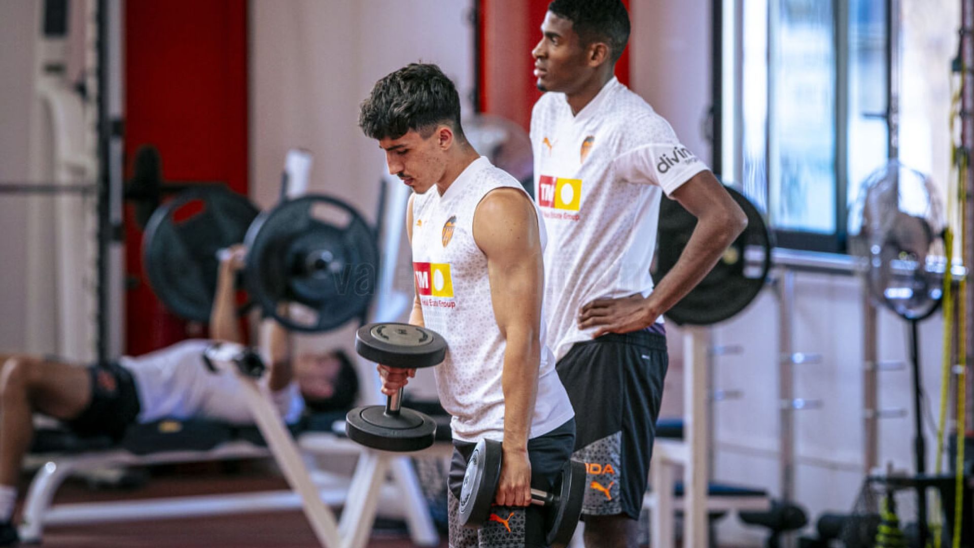 jugadores_del_valencia_cf_en_el_gimnasio.jpg