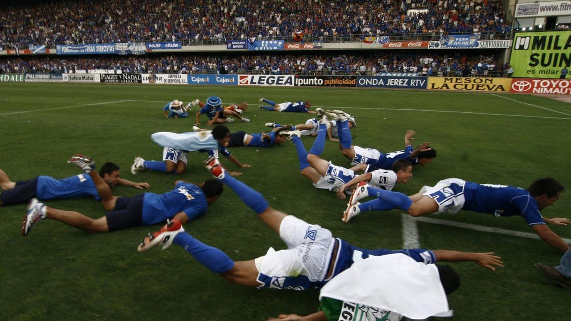 jugadores_del_xerez_cd_celebran_el_ascenso_a_primera_en_2009_foto_xcd.jpg