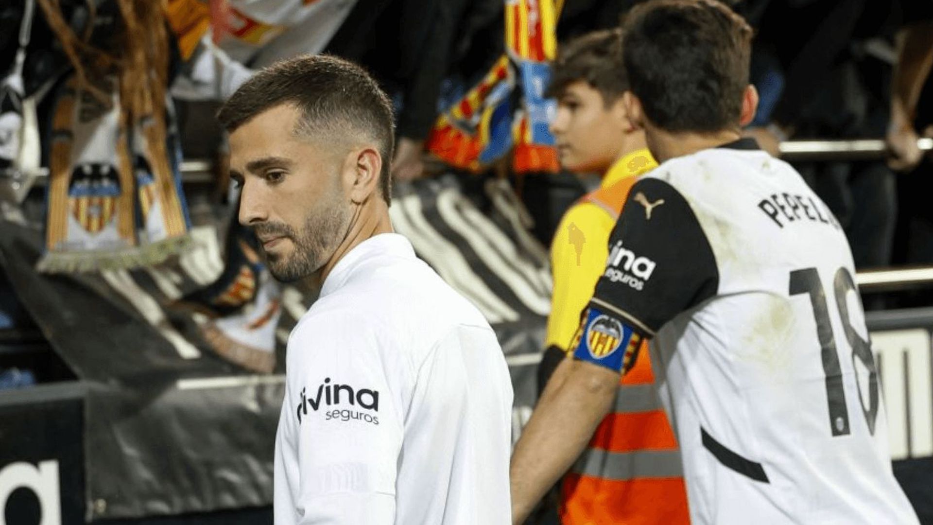 jugadores_y_aficionados_en_el_valencia_rayo_foto_laliga_005.png jugadores_y_aficionados_en_el_valencia_rayo_foto_laliga_005.png