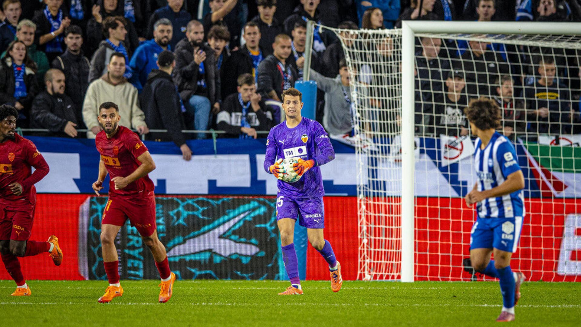 julen_agirrezabala_ante_el_alaves_foto_valencia_cf_002.jpg julen_agirrezabala_ante_el_alaves_foto_valencia_cf_002.jpg