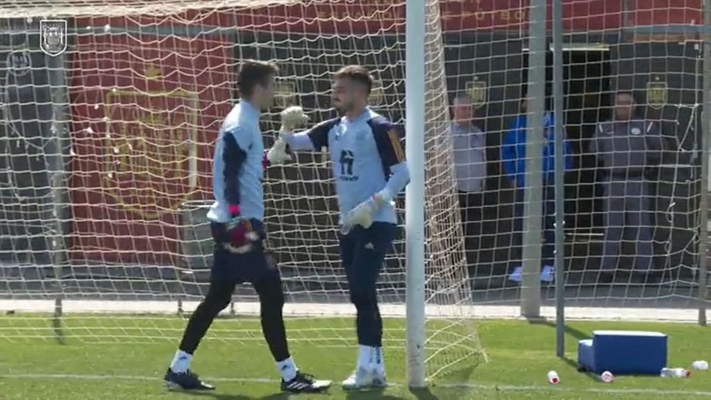 Julen Agirrezabala entrena con la sub-21